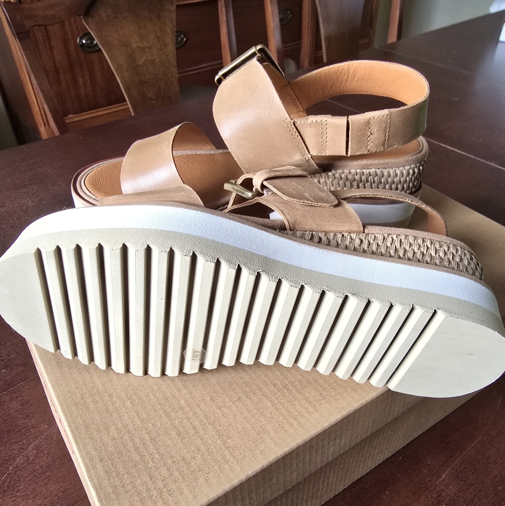 Lucky Brand Tan Sandals - Picture 2 of 3